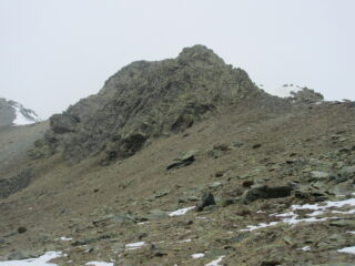 la cresta rocciosa lasciata in discesa sulla destra 
