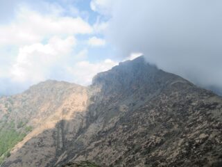 Verso la cima con le nuvole che salgono dalla Val Pogallo