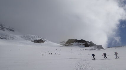 Durante la risalita del ghiacciaio di Indren la visibilità migliora