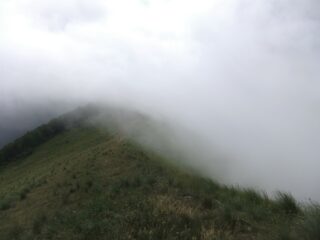 Sul crinale del Garezzo con la nebbia che sale dalla valle Argentina