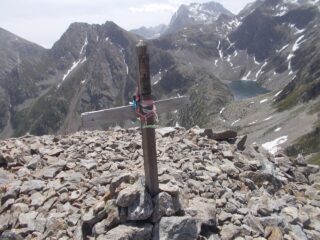 croce di vetta  con vista sul Monte Matto