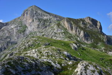 La q.2584 e la Rocca di Maraquaià sulla destra dalla punta Havis De Giorgio