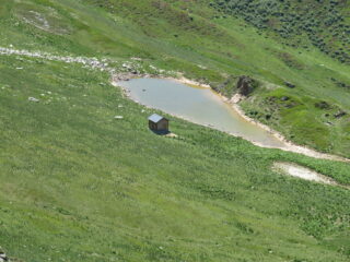 Il Bivacco Bernardi col laghetto del Bram visti scendendo