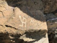 Scritta sulla roccia che indica l'inizio della via