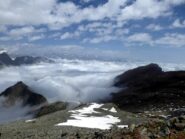 Dalla vetta la dorsale finale con mare di nubi sulla Val d'Ala.