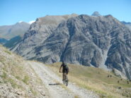 discesa verso La Val de la Cerveyrette e il roccioso versante nord della Montagne du Lasseron