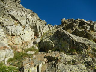 Una delle rampe appoggiate con rocce e erba che riportano in cresta.