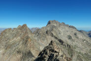 Ometto gigante sull'anticima,bellissima vista su cime di Nasta,monte Matto al centro e la Serra dell'Argentera