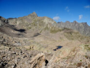Salendo in vetta, veduta su altipiano di Rocca Rossa e la cima omonima