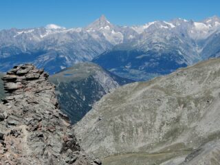 Torrione roccioso presso la cima con Bietschhorn sullo sfondo