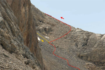 Il percorso da fare in salita (rosso) e in discesa (giallo) nel canalino finale a 40° (fonte: https://cuneotrekking.com/itinerari/alpinismo/escursione-al-buc-de-nubiera-le-massour-3215-m-valle-dellubaye)
