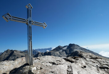 La croce di vetta sul Monte Ambin, sullo sfondo Niblè e Ferrand