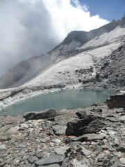 Il laghetto in cui si immerge il resto del ghiacciaio pensile
