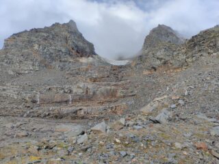 La vista su quello che resta del ghiacciaio che scende dalla cima del Carro.