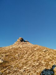 Dopo aver salito il monte Camoscere (punta visibile) si scende per questo facile versante