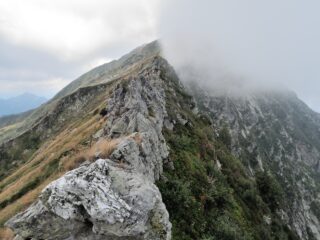 Passaggi rocciosi lungo la cresta