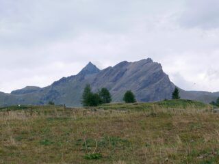 La piramide della cima con la cresta sul lato destro vista dal Sempione. 