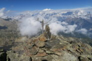 l'ometto della cima, sullo sfondo il Monte Bianco avvolto dalla nebbia