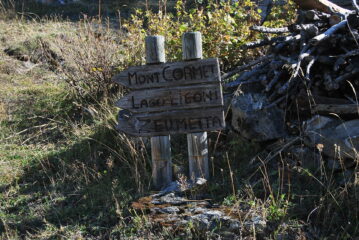 Indicazioni a Tirecorne per il Mont Cormet; l’individuazione del sentiero però non è immediata