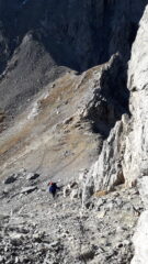  canale franoso oltre il colle  che sigla  l'inizio delle prime difficolta' alpinistiche..