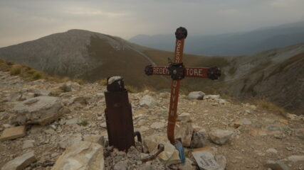 Croce di vetta, sullo sfondo Monte Vettore