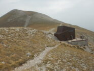 Bivacco ZIlioli e sullo sfondo il Monte Vettore