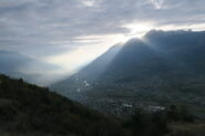 filtra un raggio di sole sopra Aosta salendo verso Ville Sur Sarre