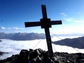 La croce con il mare di nubi sulla conca di Bardonecchia.