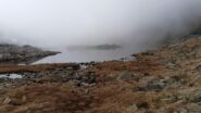 Nella nebbia il lago di Viana e le pendici di Ciarm del Prete
