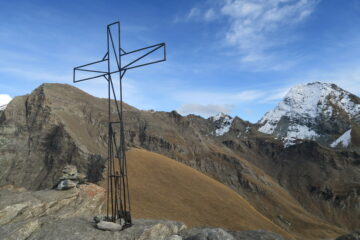 la croce della Becca d'Aran con vista su Roisetta e Tournalin