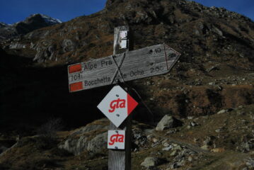 Al bivio per il Colle delle Oche; in basso la strada che prosegue per l’Alpe Balme 
