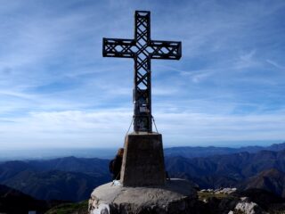 La bella croce di vetta dell'Alben.