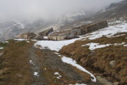 L’arrivo all’Alpe Settefontane, con meteo in peggioramento