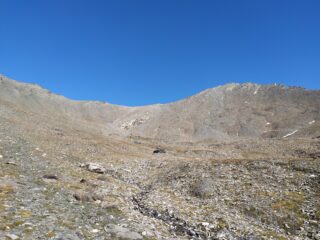 Il Colle di Malacosta visto dalla conca sottostante a circa 2900 m