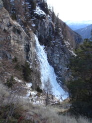 La cascata di taglio (ben visibili i 3 risalti che la compongono, non visibile il breve saltino iniziale)