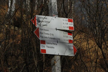 Le indicazioni C15 per l’Alpe Graner appena prima di Bosoni; l’Alpe Carera ora è a 1h35’ 