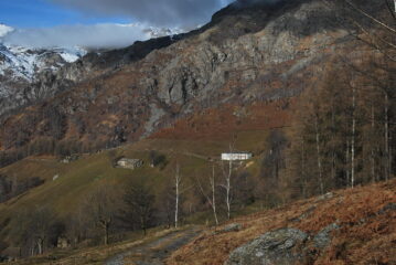 Vista dell’Alpe Penna dopo il bivio per Bugi e prima del guado
