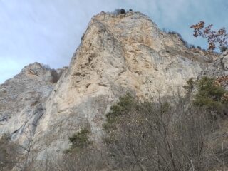 Parete del monte Rubbio vista dal sentiero.