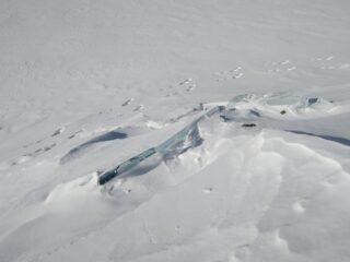 Lastra di ghiaccio spezzata a monte della superficie del lago