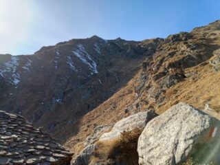 Dall'alpe Pistone Superiore si vede il rifugio e il traverso su microvevaietti che avranno vita breve...
