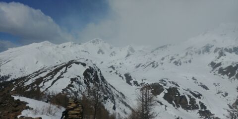 Dalla cima verso il M. Rosso, con nevicata sul Fallere