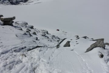 Il pendio per raggiungere la cresta dal ghiacciaio: neve inconsistente su detriti
