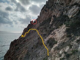 La prima cengia che si incontra,in giallo dove prosegue il traverso,in rosso dove partono le corde fisse del settore monitori.