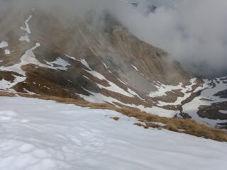 il sentiero che sale dal Vallone dell'Arma al Colle Serous e i pochi nevai rimasti non ancora aggirabili...