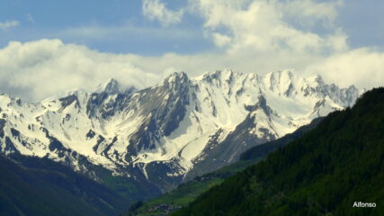 la Gran Rochere, il Creton du Midi e l'Aguille d'Artanavaz ancora in veste invernale