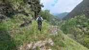 Nel vallone sotto Puy il sentiero rimane via via più alto sul torrente