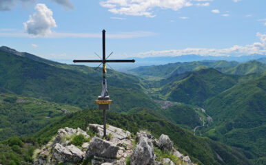 La croce sul monte Rubbio,bel colpo d'occhio sulla bassa val Maira