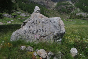 Scendendo sulla sterrata lato Val d’Ayas si lasciano gli alpeggi di Dondeuil