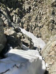 La spaccatura rocciosa (passo di II-) intasata di neve
