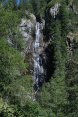 La cascata di Pacard ben visibile dal sentiero 4 scendendo a Brusson